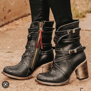 LKNW Freebird by Steven BAKER in Black Snake Skin size 8